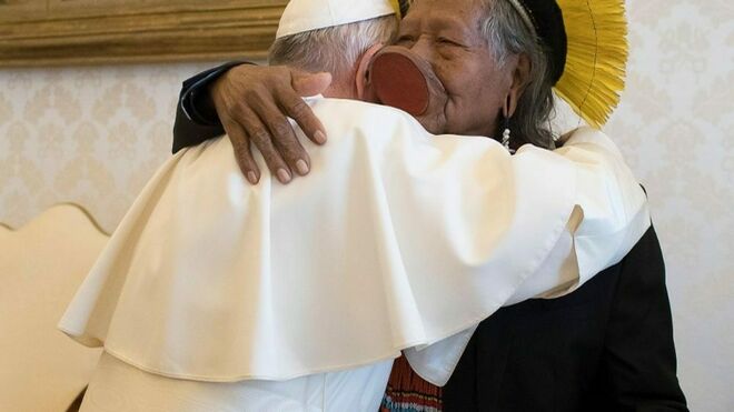 El Papa abraza hoy al líder indígena Raoni