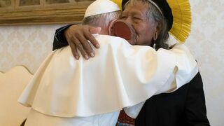 El Papa abraza hoy al líder indígena Raoni