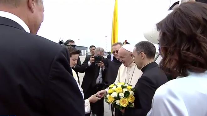Flores para el Papa, a su llegada a Rumanía