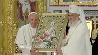 Francisco y Daniel, junto a un icono de San Andrés