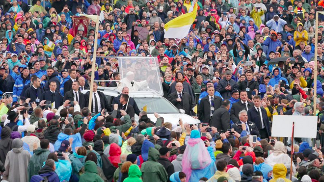 El Papa, recibido por cientos de miles de fieles en el santuario mariano