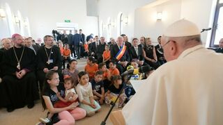 El Papa, junto a un grupo de menores romaníes