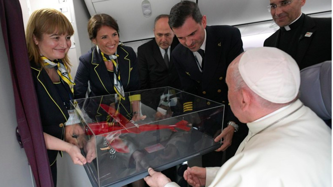 El Papa recibió una maqueta de un avión por parte de la Compañía