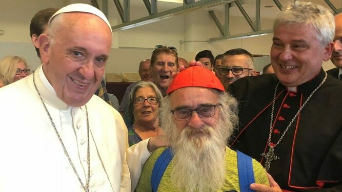 El Papa, un hombre sin techo y Krajewski