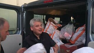 El cardenal Krajewski distribuye comida para los pobres
