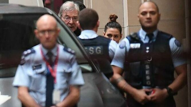 El cardenal Pell entra al tribunal