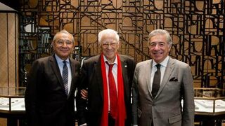 D. E miliano Suárez  y D . Benito Suárez haciendo entrega de la donación al Padre Ángel