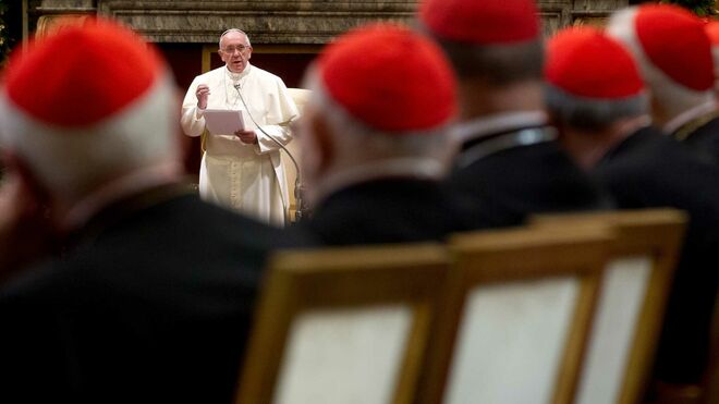 Cardenales escuchan al Papa Francisco