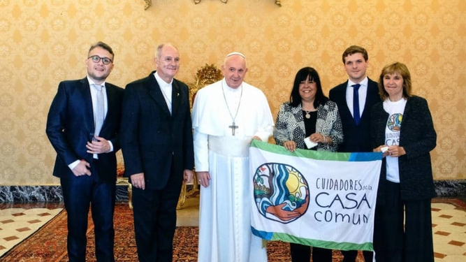 El Papa, monseñor Lugones y miembros de Cuidadores