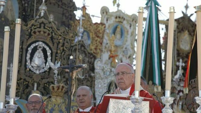 El obispo de Huelva José Vilaplana, celebrando en El Rocío