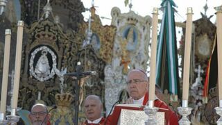 El obispo de Huelva José Vilaplana, hoy, en la Misa de Pentecostés en El Rocío