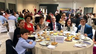 Mesa presidencial de la cena solidaria de Mensajeros de la Paz
