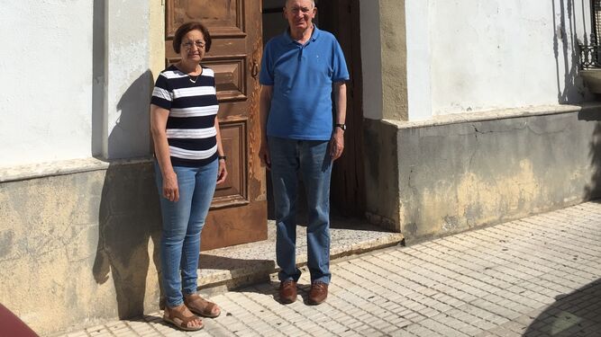 Ildefonso y Carmen, en la puerta del convento