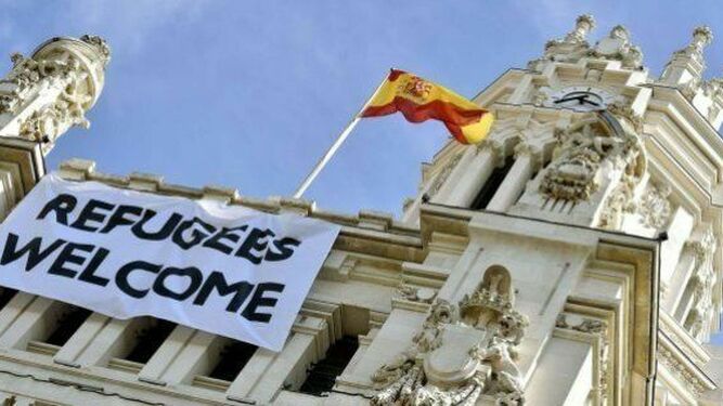 Pancarta de bienvenida a los refugiados en el Ayuntamiento de Madrid