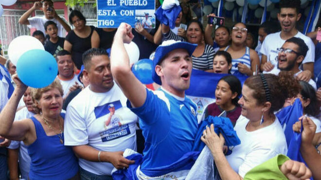 Edwin Carache, con sus padres, tras ser liberado