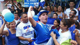 Edwin Carache, con sus padres, tras ser liberado