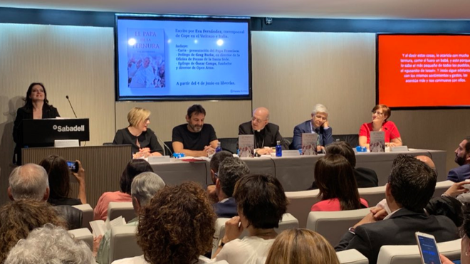Mesa de presentación del 'Papa de la ternura'