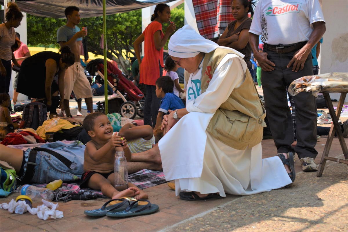 religiosa bebe migrante (2)