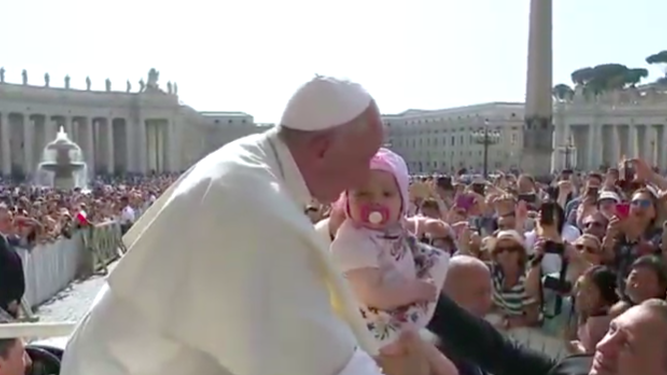 Francisco, con un bebé