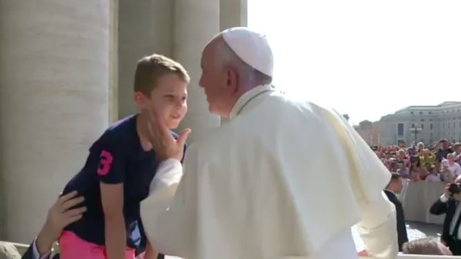 Francisco besa a un niño durante la Audiencia