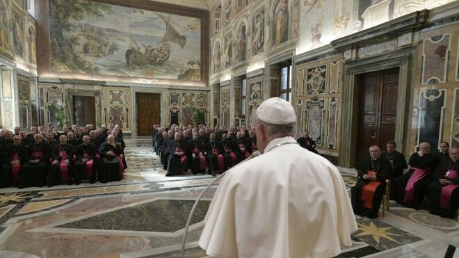 El Papa recordó a los nuncios que él dirige la barca de Pedro