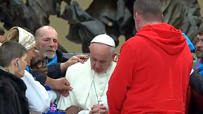 Los pobres bendicen al Papa