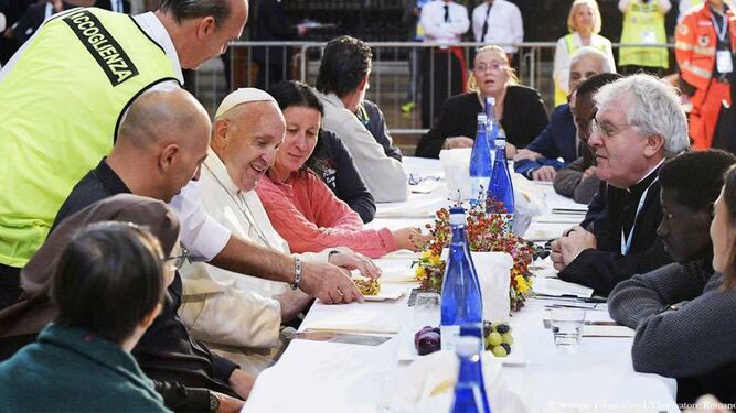El Papa come con un grupo de pobres