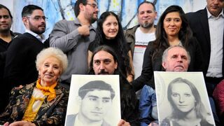 Javier Matías Darroux Mijalchuk ha puesto en marcha otra búsqueda, la de su hermano o hermana,porque cuando su madre desapareció estaba embarazada