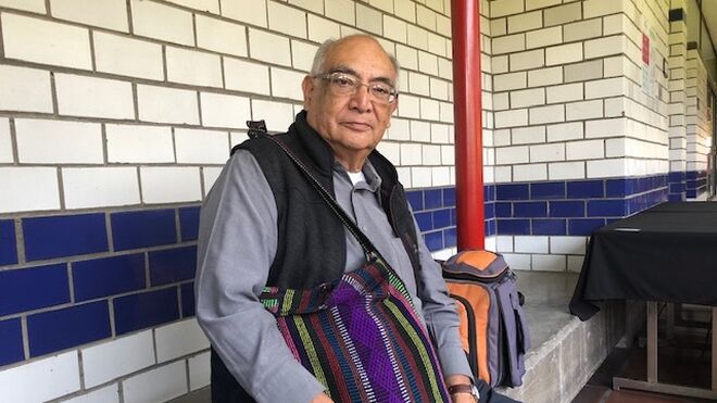 El Padre Gustavo Rodríguez con su morral