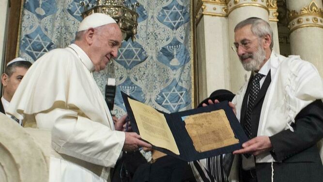 El Papa y el Gran Rabino en la sinagoga de Roma