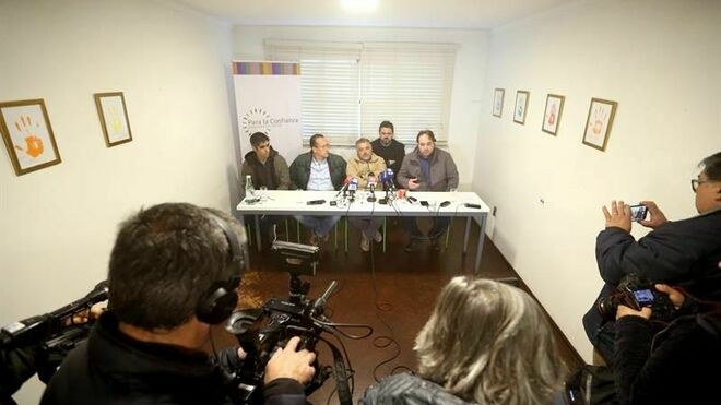 Los exseminaristas y denunciantes de haber sufrido abusos sexuales en el interior de la diócesis de Valparaíso: Gustavo Donoso (i), Marcelo Rodríguez (ci), Marcelo Soto (c) y Mauricio Pulgar (d), junto al testigo en la causa, Sebastián del Río (cd)