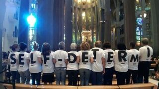 Protesta de la Asamblea Nacional Catalana, anoche, en la Sagrada Familia