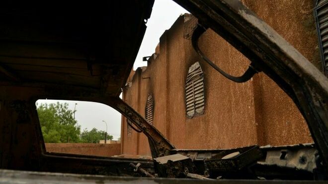 Un vehículo quemado en 2015 en el exterior de una iglesia de Niamey, incendiada durante una protesta por la publicación de caricaturas del rofeta Mahoma en la revista satírica francesa Charlie Hebdo