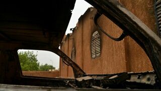 Un vehículo quemado en 2015 en el exterior de una iglesia de Niamey, incendiada durante una protesta por la publicación de caricaturas del rofeta Mahoma en la revista satírica francesa Charlie Hebdo