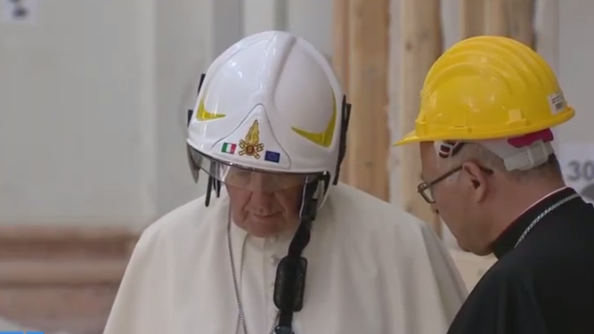 El Papa, con casco de bombero