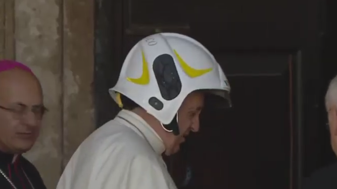 El Papa, con casco