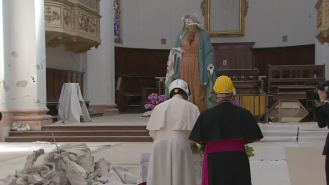 El Papa reza ante la Virgen destruida por el terremoto