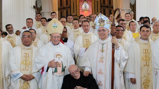 Moronta, rodeado de sus sacerdotes