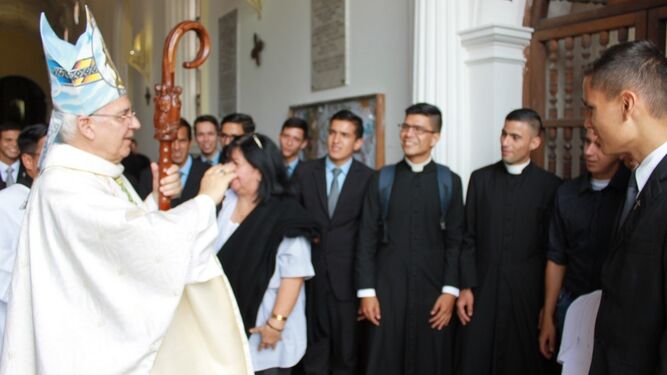 Moronta saluda a grupo de seminaristas