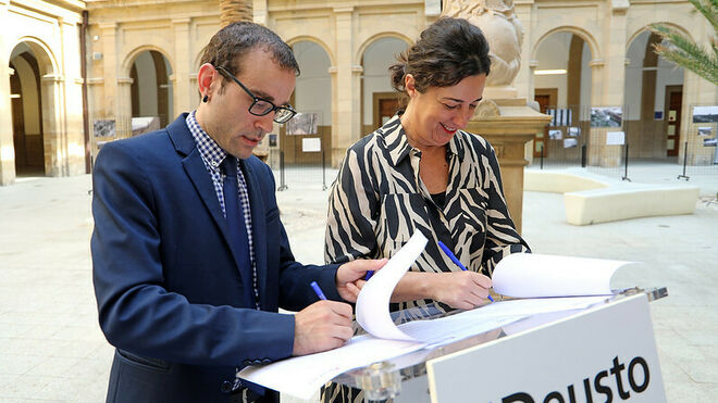 Alex Rayón y Lorea Bilbao firman el convenio para difundir el patrimonio cultural en el ámbito universitario internacional