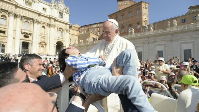 El Papa bendice hoy a un joven enfermo