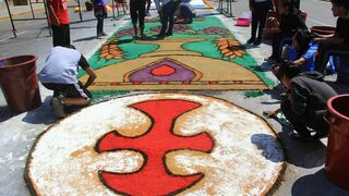 Las alfombras son un tradicional ornamento típico de esta festividad. Este año algunos ex internos del penal de El Milagro han aportado una de las treinta y nueve alfombras del perímetro de la Plaza de Armas