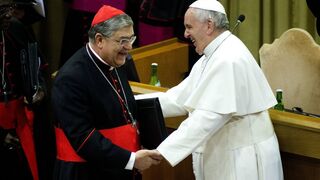 Sepe y el Papa se saludan