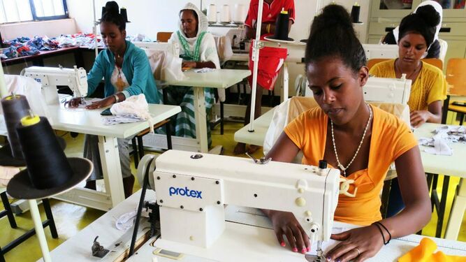 Estudiantes en clase de fabriación de toallas sanitarias