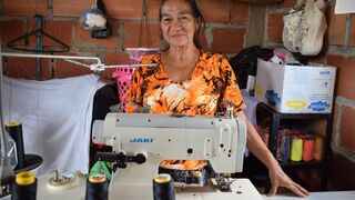 Flor Marina sonríe junto a su máquina de coser