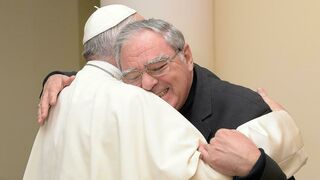 Ojea se abraza al Papa Francisco