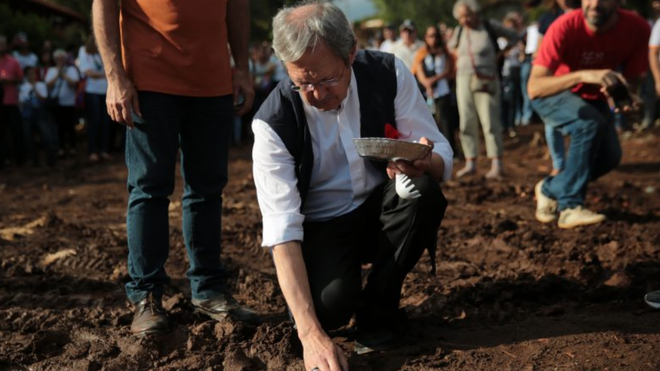 Duffé, cogiendo la tierra que acabó con la vida de 250 personas en Brumadinho