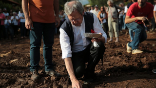 Duffé, cogiendo la tierra que acabó con la vida de 250 personas en Brumadinho