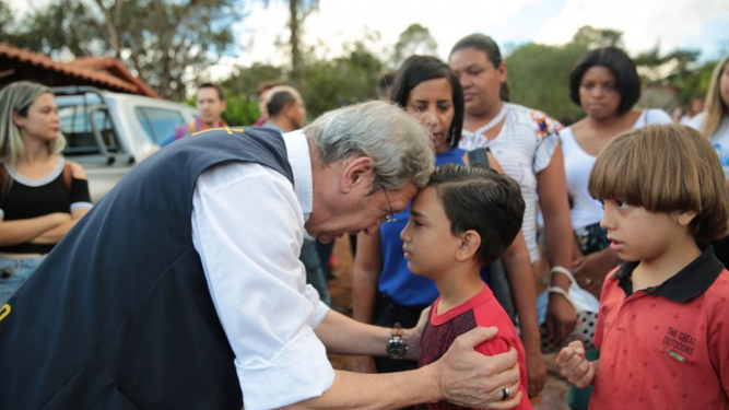 Duffé, con un niño de Brumadinho