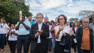 Monseñor Duffé, en una procesión en Brumadinho